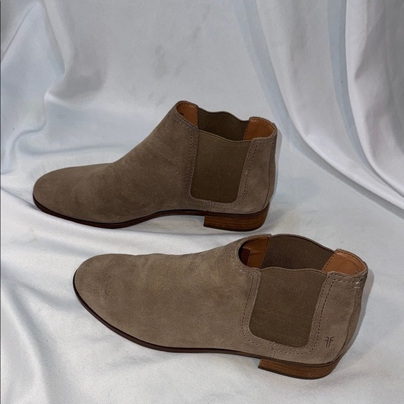 FRYE Mallory Chelsea Suede Leather Ankle boots, Taupe, women’s size 8, preowned - Picture 9 of 11